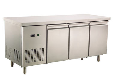 2/3/4 ประตูตู้เย็นเชิงพาณิชย์ใต้เคาน์เตอร์ CE ได้รับการอนุมัติสแตนเลสม้านั่งทำงาน R290 มีตู้เย็น